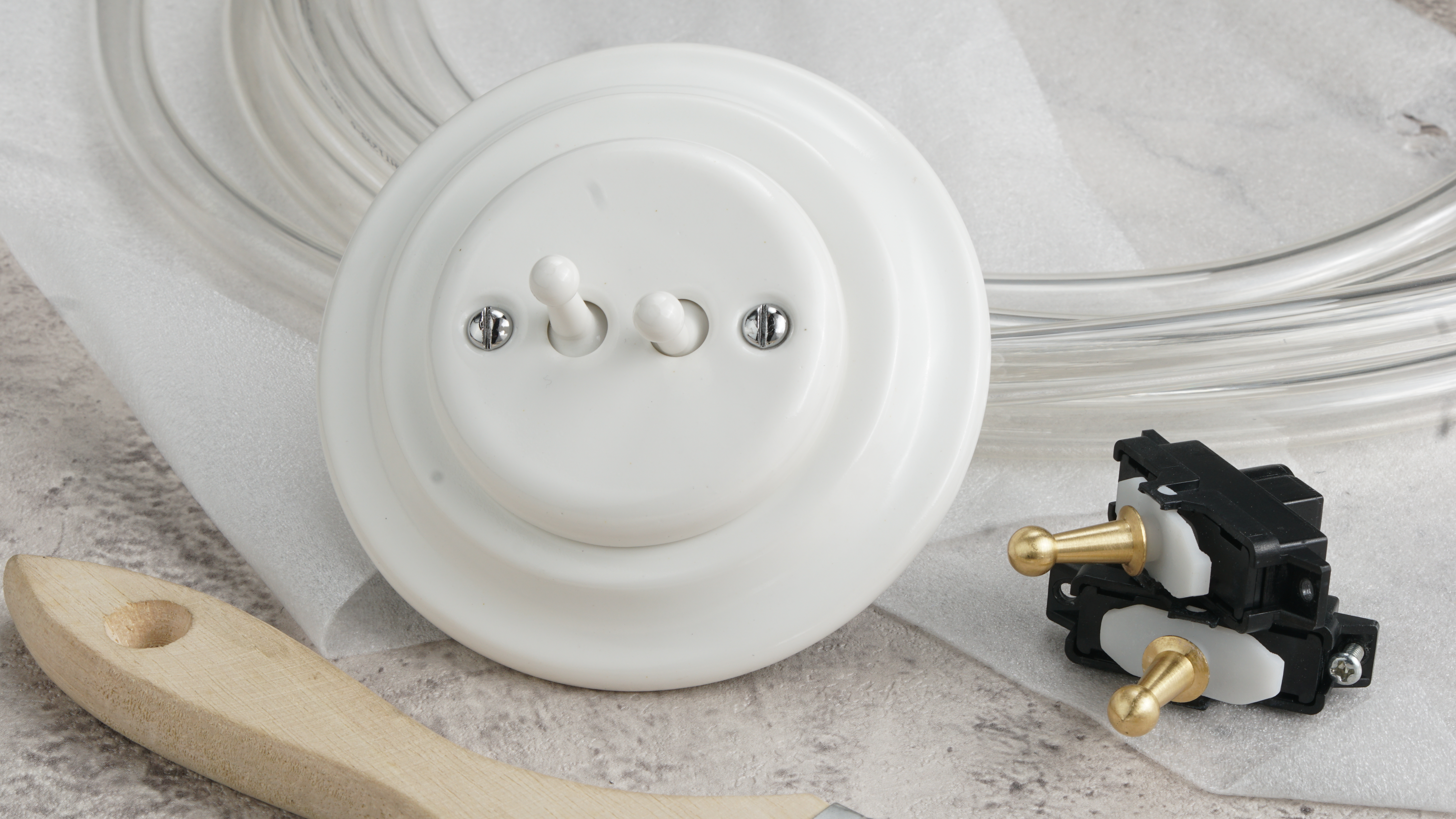 Gniazdo ścienne porcelanowe